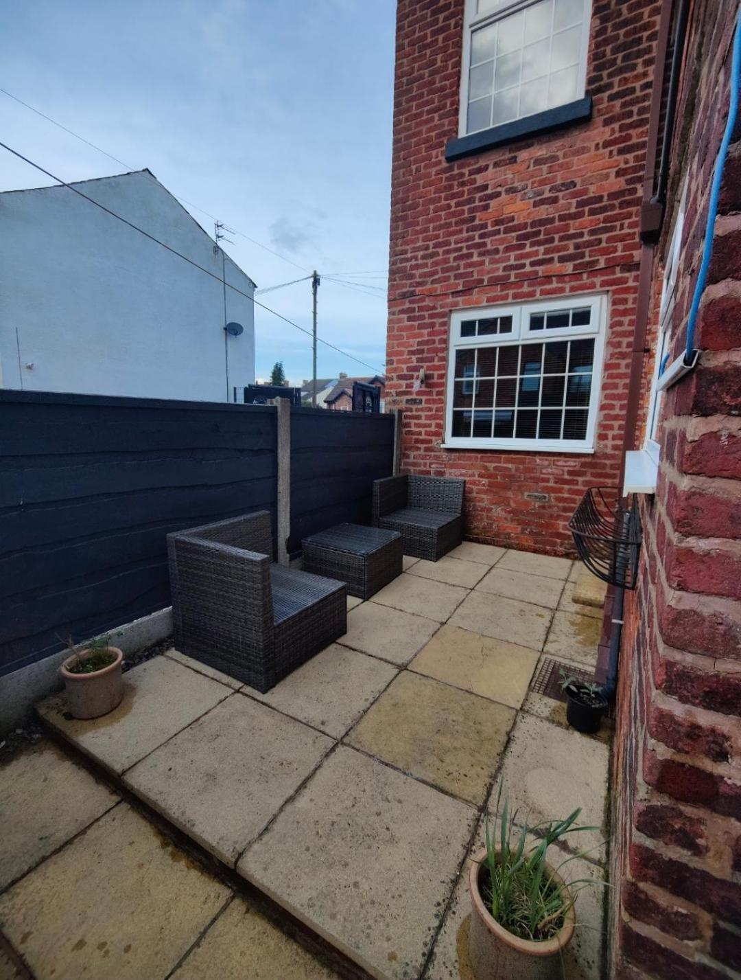 Villa Victorian Semi Detached House Behind The High Street Newton-le-Willows Exterior foto